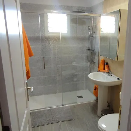 Casa Roberto Candelaria,parking,air,wifi 坎德拉里亚